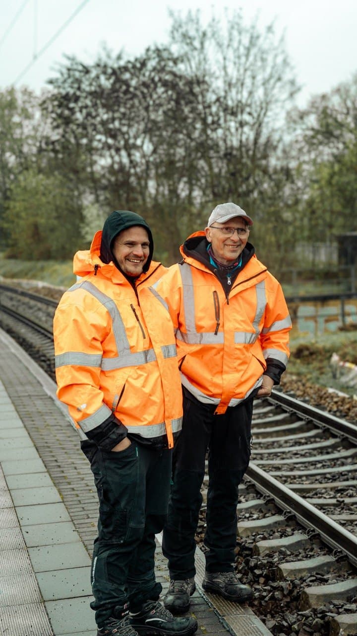 Messtrupp von GGP Vermessung in Warnkleidung an der Strecke